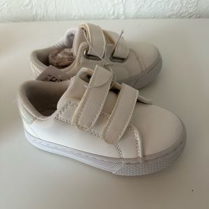 White Toddler Sneaker NWT Size 5